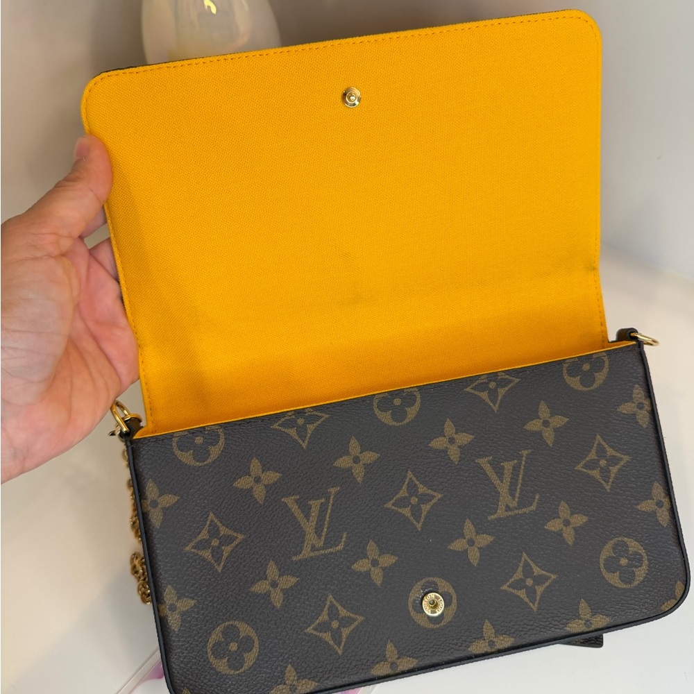 🎀 LOUIS VUITTON '22 VIVIENNE NYC HOLIDAY ANIMATION MONOGRAM FELICIE POCHETTE - Picture 4 of 16
